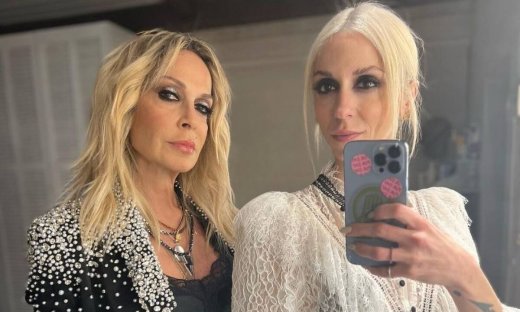 Όλοι μιλάνε για τον νέο ξέφρενο χορό της πλατινέ (πια) Σοφίας Καρβέλα