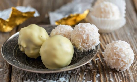 Πρωτοχρονιάτικα τρουφάκια λευκής σοκολάτας