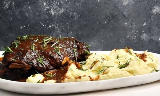 Αγριογούρουνο με σάλτσα δαμάσκηνο από τον Άκη Πετρετζίκη