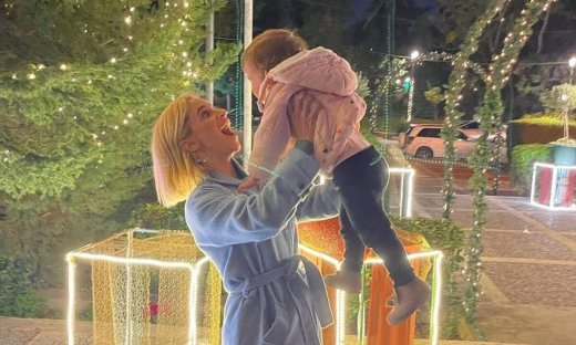 Νάντια Μπουλέ: Βραδινή βόλτα με την κόρη της