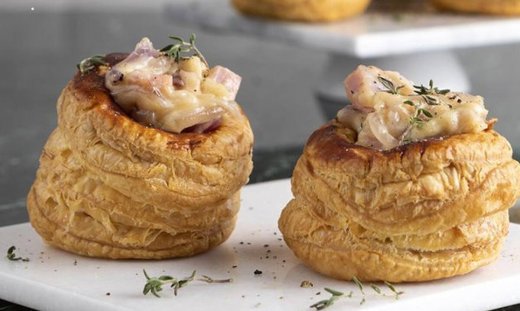 Ζαμπονοτυροπιτάκια βολοβάν από τον Άκη Πετρετζίκη