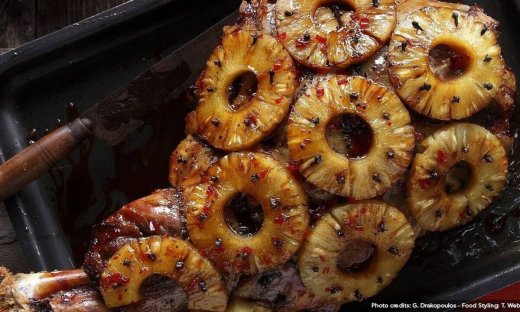 Χοιρινό ψητό με ανανά από τον Άκη Πετρετζίκη