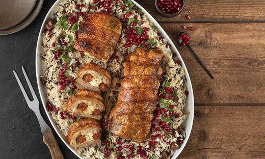 Τραγανή πανσέτα γεμιστή με λουκάνικα και φέτα από τον Άκη Πετρετζίκη