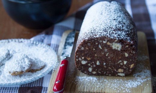 Μωσαϊκό με κουραμπιέδες από τον Άκη Πετρετζίκη