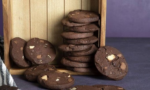 Μπισκότα τριπλής σοκολάτας από τον Άκη Πετρετζίκη