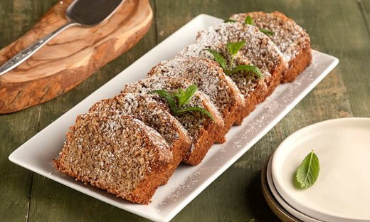 Κέικ αμυγδάλου χωρίς μίξερ από τον Άκη Πετρετζίκη