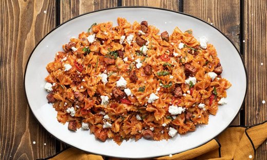 Αραμπιάτα με λουκάνικο και φέτα από τον Άκη Πετρετζίκη