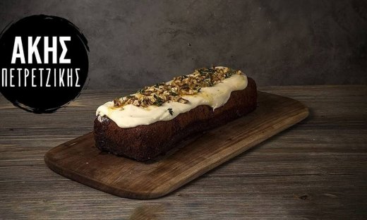 Κέικ μελιού από τον Άκη Πετρετζίκη