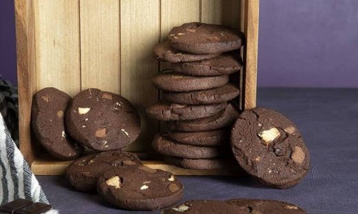 Μπισκότα τριπλής σοκολάτας από τον Άκη Πετρετζίκη