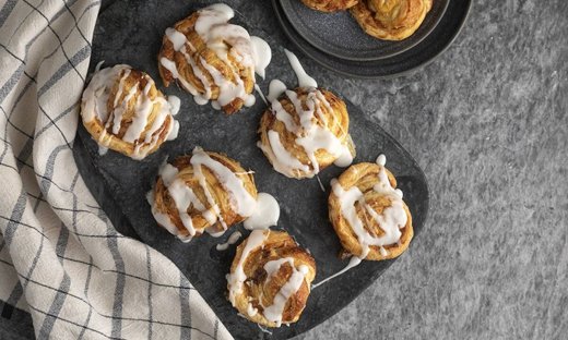 Γρήγορα cinnamon rolls από τον Άκη Πετρετζίκη!