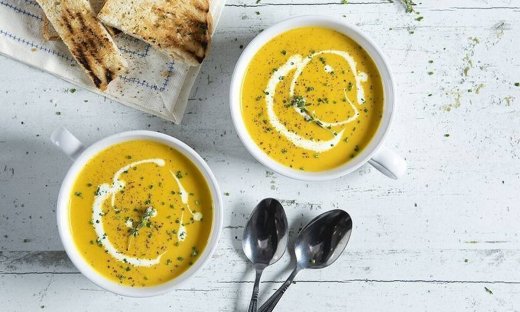 Αντιοξειδωτική σούπα με καρότο, κουρκουμά και ρόφημα σόγιας από τον Άκη Πετρετζίκη