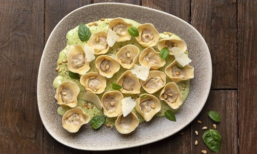 Σπιτικά καπελέτι με κιμά κοτόπουλου και σάλτσα βασιλικού από τον Πετρετζίκη