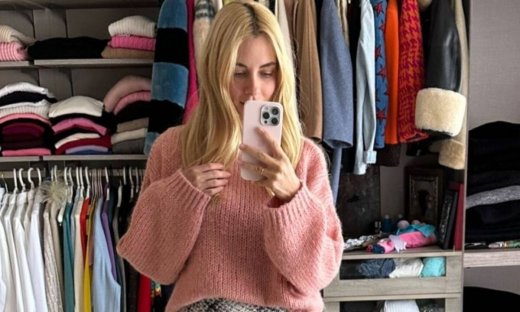 Η Νομικού κουρεύτηκε & ποζάρει με φόντο την τεράστια ντουλάπα της