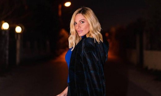 Ιωάννα Μαλέσκου: Οι νέες φωτό με φουσκωμένη κοιλίτσα και οι πόζες στο σαλόνι της