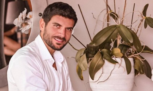 Μάνος Γαβράς: Το σπίτι του διαθέτει χώρο εκγύμνασης που βλέπει τον Λυκαβηττό - Θα εκπλαγείς!