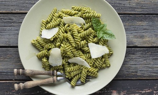 Βίδες με πέστο βασιλικού από τον Άκη Πετρετζίκη