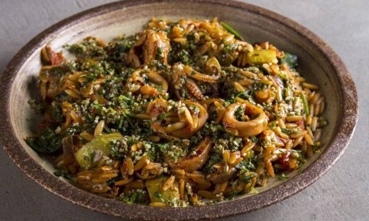 Κριθαρότο με καλαμαράκια και σπανάκι από τον Άκη Πετρετζίκη