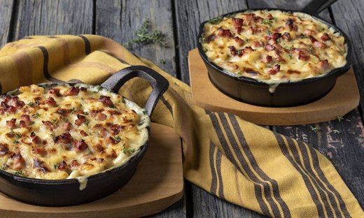 Mac 'n' cheese με καραμελωμένα κρεμμύδια και μπέικον από τον Άκη Πετρετζίκη