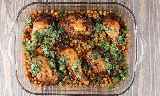 Κοτόπουλο με ρεβίθια από τον Άκη Πετρετζίκη
