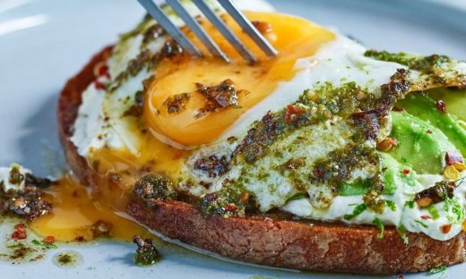 Αν βαρέθηκες το τοστ με αβοκάντο δοκίμασε τα pesto eggs