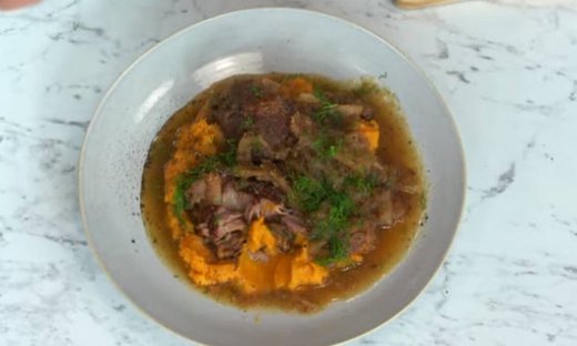 Μοσχαρίσια ribs με μήλα και κόκκινο κρασί στη χύτρα ταχύτητας από τον Άκη Πετρετζίκη!