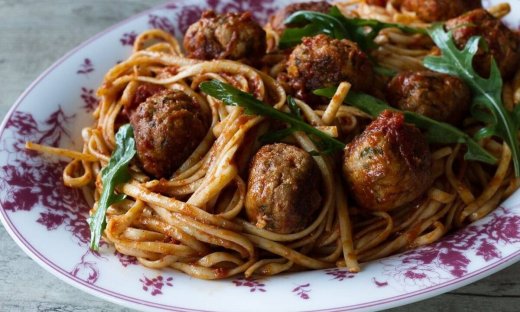 Ζυμαρικά με κεφτεδάκια γαλοπούλας από τον Άκη Πετρετζίκη