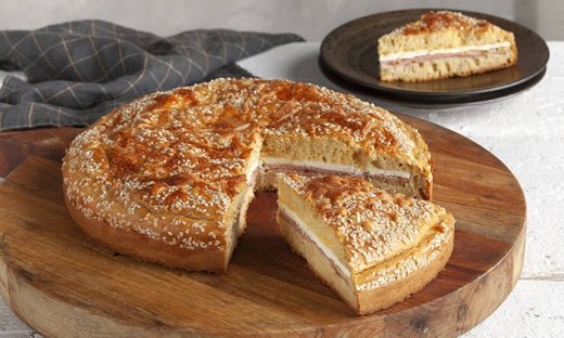 Focaccia γεμιστή με ζαμπόν και τυριά από τον Άκη Πετρετζίκη