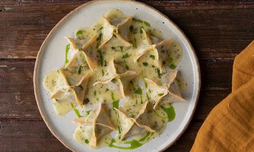 Σπιτικά sacchetti με σπανάκι, λεμόνι και εστραγκόν από τον Άκη Πετρετζίκη