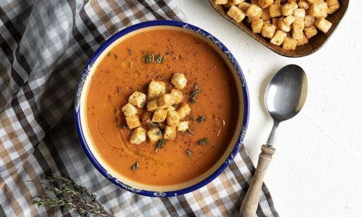 Ντοματόσουπα με ψωμί από τον Άκη Πετρετζίκη