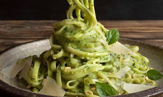 Λιγκουίνι με πέστο βασιλικού και αβοκάντο από τον Άκη Πετρετζίκη