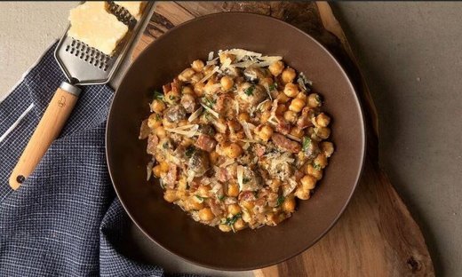 Ρεβίθια καρμπονάρα από τον Άκη Πετρετζίκη