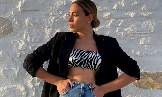 Το αγαπημένο παντελόνι της Βαλαβάνη τονίζει τα σωστά σημεία