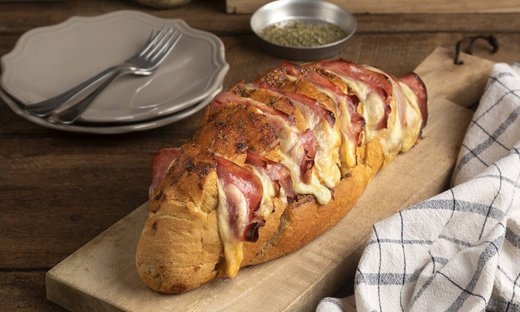 Εύκολο ζαμπονοτυρόψωμο από τον Άκη Πετρτετζίκη!