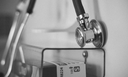 Ψευτογιατρός: Πώς εκμεταλλευόταν τον πόνο των ασθενών - Μου «έφαγε» 35.000, λέει θύμα