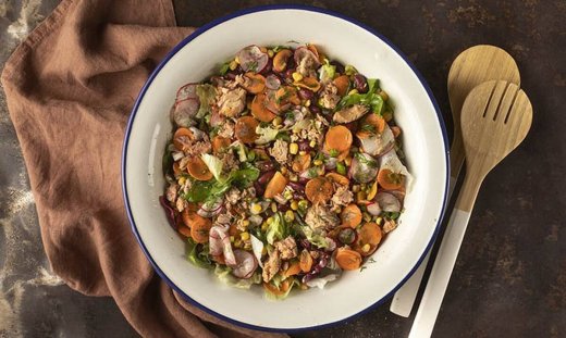 Χειμωνιάτικη σαλάτα με καπνιστό τόνο από τον Άκη Πετρετζίκη!