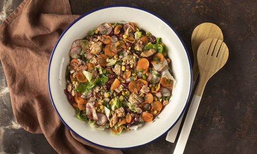 Χειμωνιάτικη σαλάτα με καπνιστό τόνο από τον Άκη Πετρετζίκη