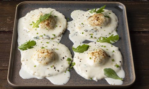 Σπιτικά ραβιόλια με τυριά και σάλτσα φασκόμηλου από τον Άκη Πετρετζίκη