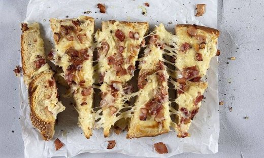 Πίτσα καρμπονάρα από τον Άκη Πετρετζίκη