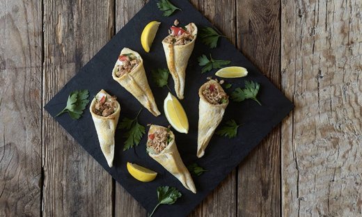 Γρήγορα καναπεδάκια με καπνιστό τόνο από τον Άκη Πετρετζίκη