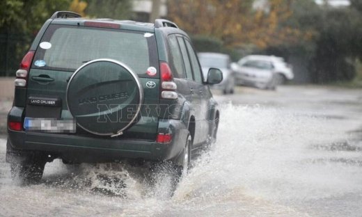 Κακοκαιρία: Στο επίκεντρο η Αττική, έκλεισαν τα σχολεία - Μηνύματα του 112 στη μισή Ελλάδα
