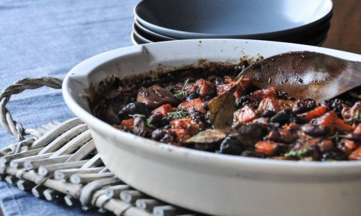 Χοιρινό με φασόλια στον φούρνο από τον Άκη Πετρετζίκη