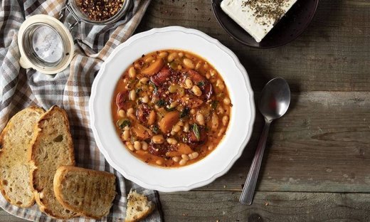 Φασολάδα με λουκάνικα από τον Άκη Πετρετζίκη!