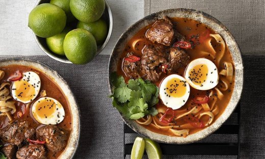 Καυτερή σούπα με μοσχάρι και noodles από τον Άκη Πετρετζίκη