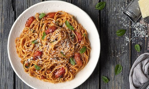Σπαγγέτι ναπολιτάνα με ψητά ντοματίνια από τον Άκη Πετρετζίκη!