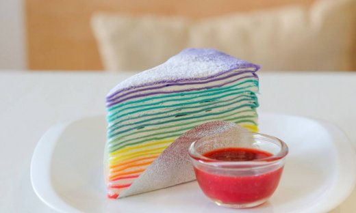 Τούρτα με πολύχρωμες κρέπες ουράνιο τόξο