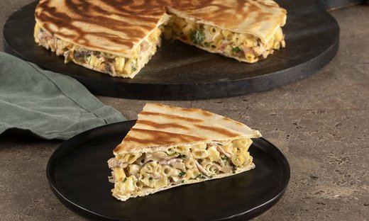 Εύκολη μακαρονόπιτα στο τηγάνι από τον Άκη Πετρετζίκη