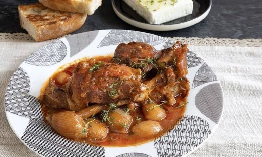 Κατσικάκι στιφάδο από τον Άκη Πετρετζίκη