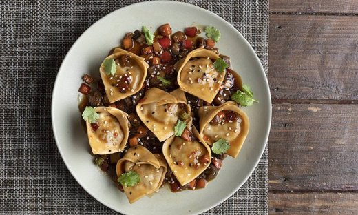 Σπιτικά τορτελίνια με λαχανικά stir fry από τον Άκη Πετρετζίκη