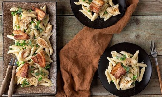 Πένες με ψητή πανσέτα, αρακά και κατσικίσιο τυρί από τον Άκη Πετρετζίκη