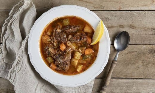 Κρεατόσουπα με κριθαράκι από τον Άκη Πετρετζίκη